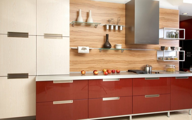 cocina-estanterias-cristal-madera-pared-muebles-rojos